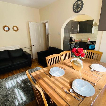 Entire 4 Bedroom House - Ev Point & Free Parking 利物浦 外观 照片
